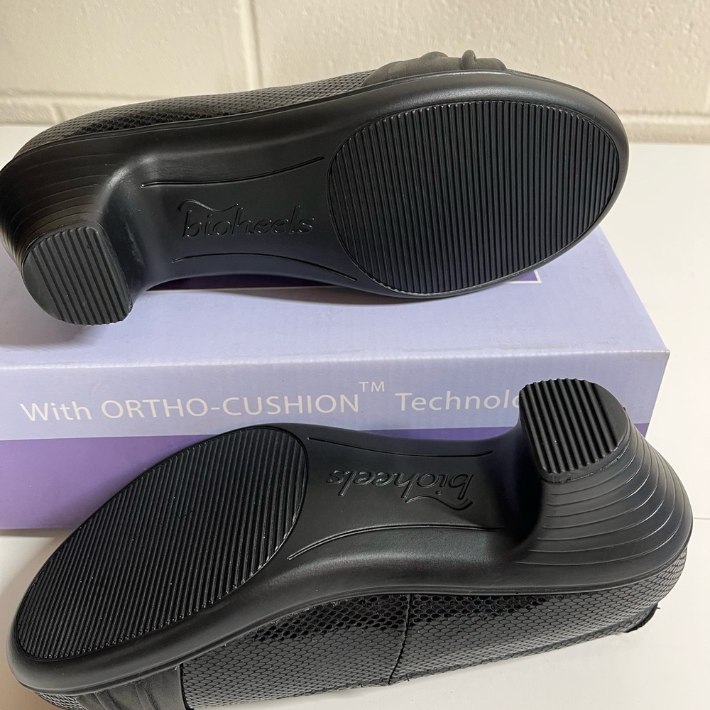Black Women's Comfort Heel Pumps with Floral Accent NEW in box with xtra insoles - Picture 6 of 7